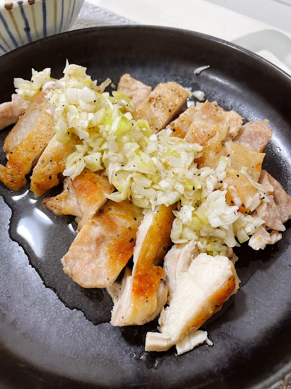 Snapdishの料理写真:ネギ塩チキン！お酢でさっぱりと！|ぴっとさん