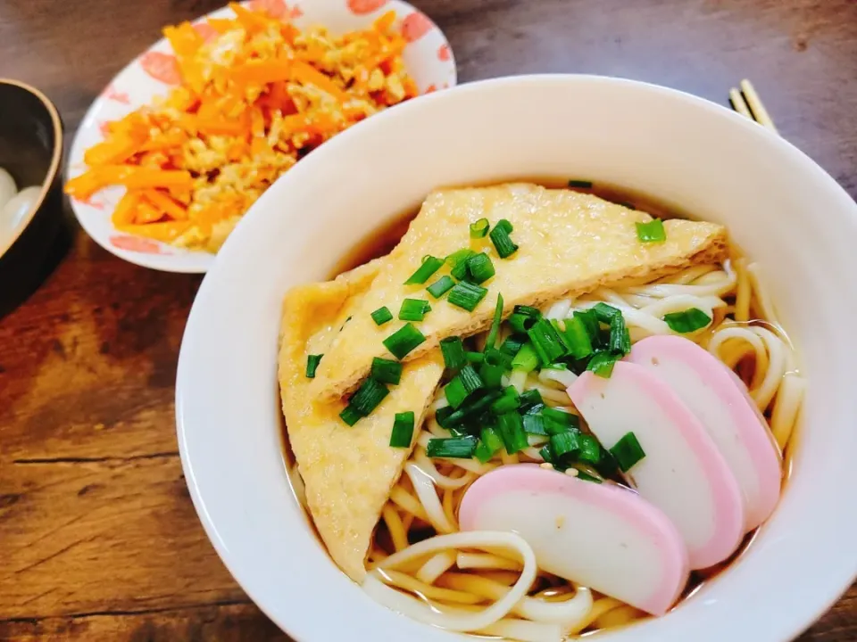 Snapdishの料理写真:きつねうどん＆にんじんしりしり|あかねーさんさん