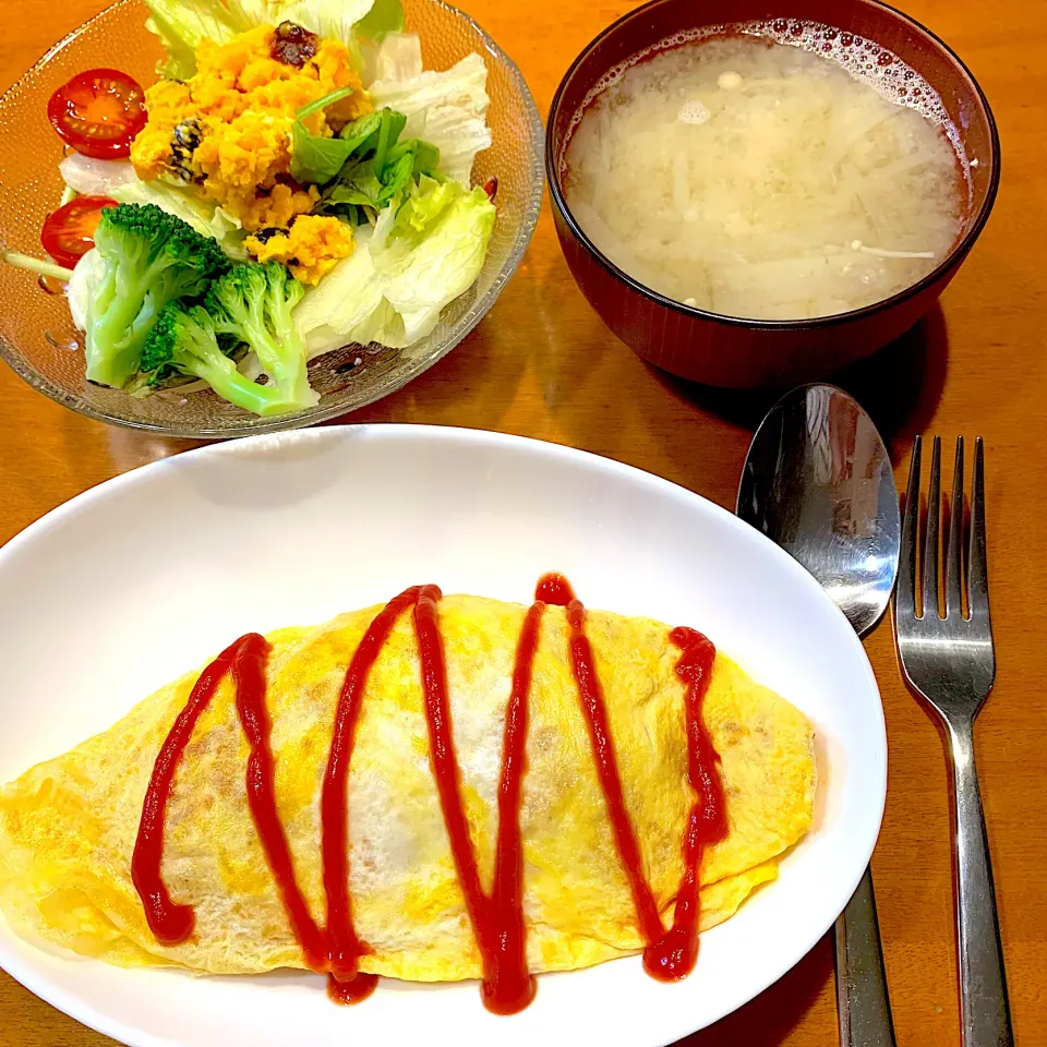 Snapdishの料理写真:オムライスなのに味噌汁😂|あっちゃんさん