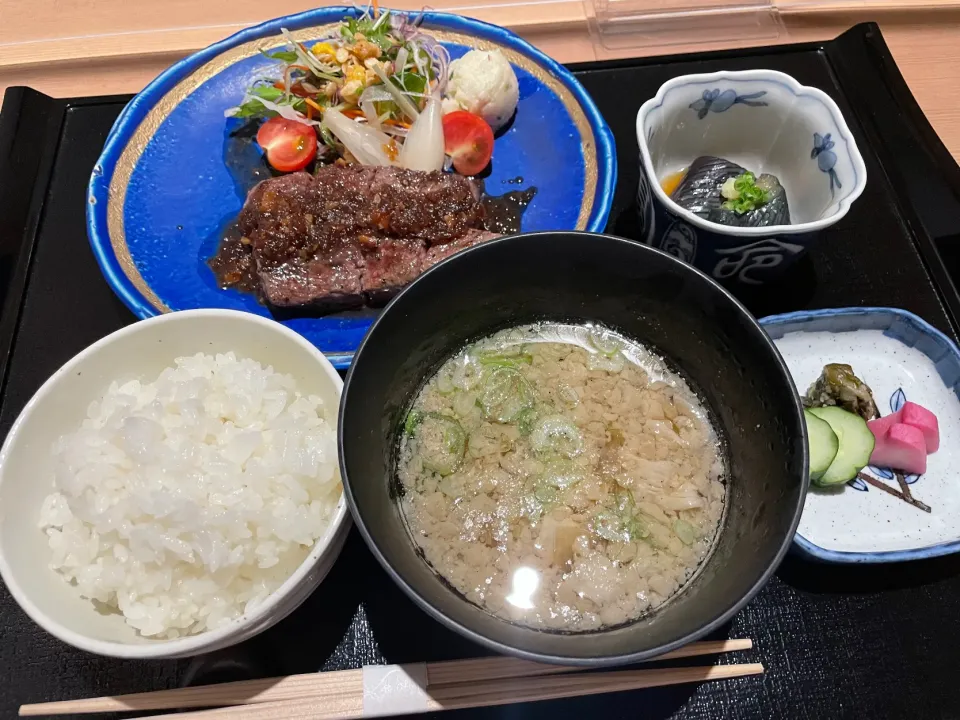 小田原出張のランチはステーキを。ステーキはもちろんなのですが、ここの豚汁、人生一美味でした。感動。美味しくいただきました。@和房鉄板　榛|sniper66さん