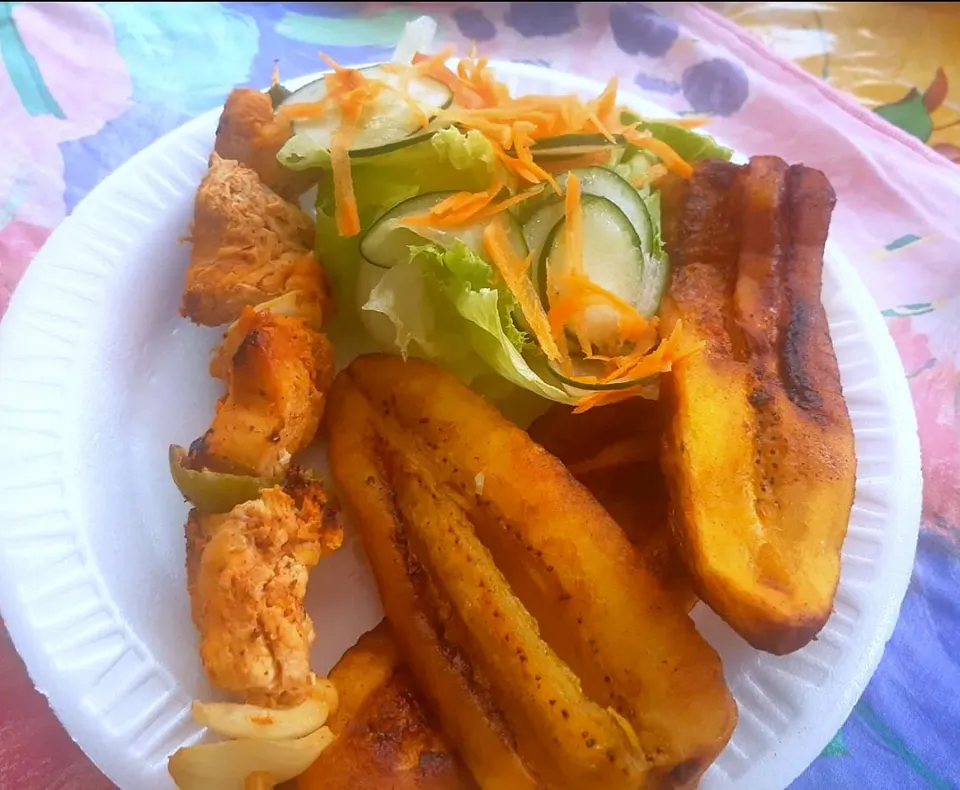 Brochetas de pollo, acompañada de platano frito y ensalada de lechuga. Solo en #Kioskodelaabuela.|Marveth Jarquinさん