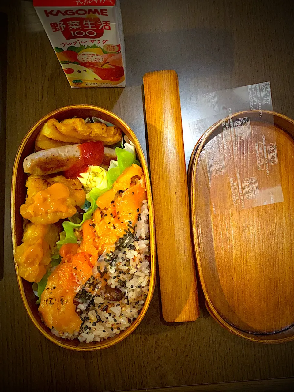 お弁当🍱　十六穀ごはん　胡麻塩　スモークサーモン　レモンクレイジーソルト　フライドチキン　オーロラ辛ソース　焼きハーブソーセージ　ケチャップ　ワッフルフライドポテト　チーズ　野菜ジュース|ch＊K*∀o(^^*)♪さん