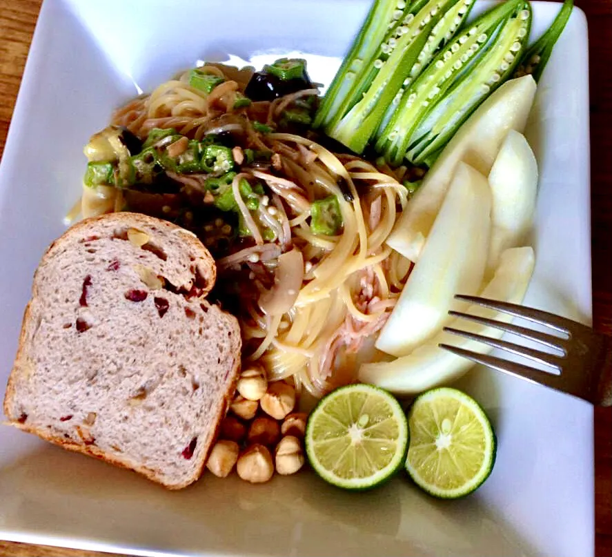 オクラとツナのチーズクリーム最後の夏パスタ🍝マクワウリ添え|ばくあんしゃさん