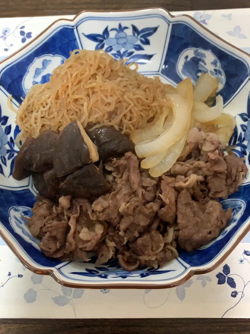 地味だけど、とーっても美味しい牛肉のすき焼き風煮込み！✌️|tamemitiさん