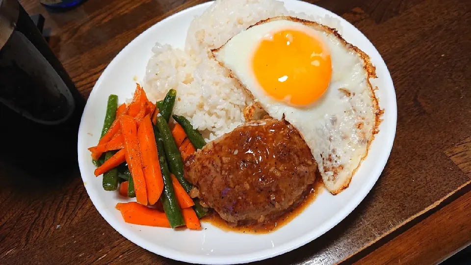 Snapdishの料理写真:目玉焼きハンバーグ|えっちゃんさん