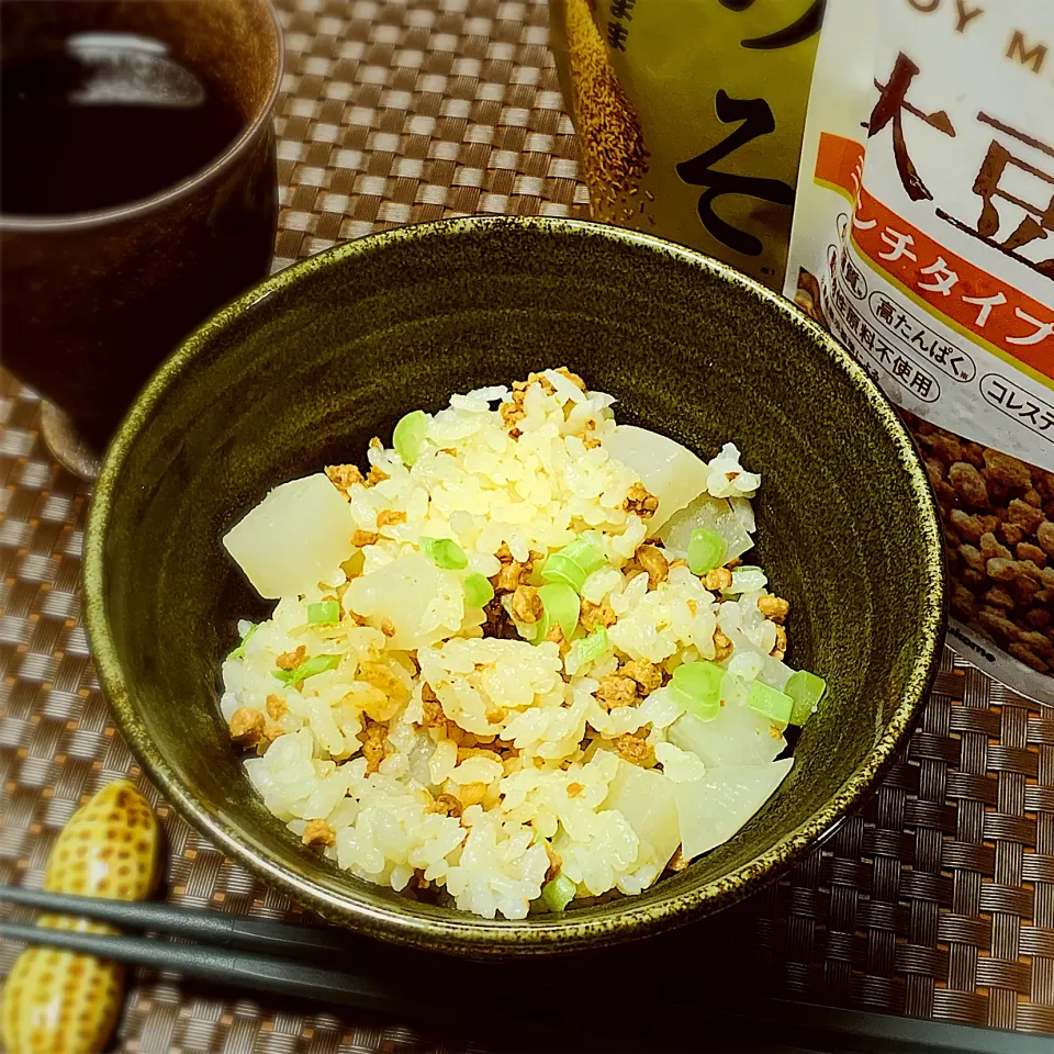 Snapdishの料理写真:大豆のお肉と大根の味噌バター炊き込みご飯|アスママさん