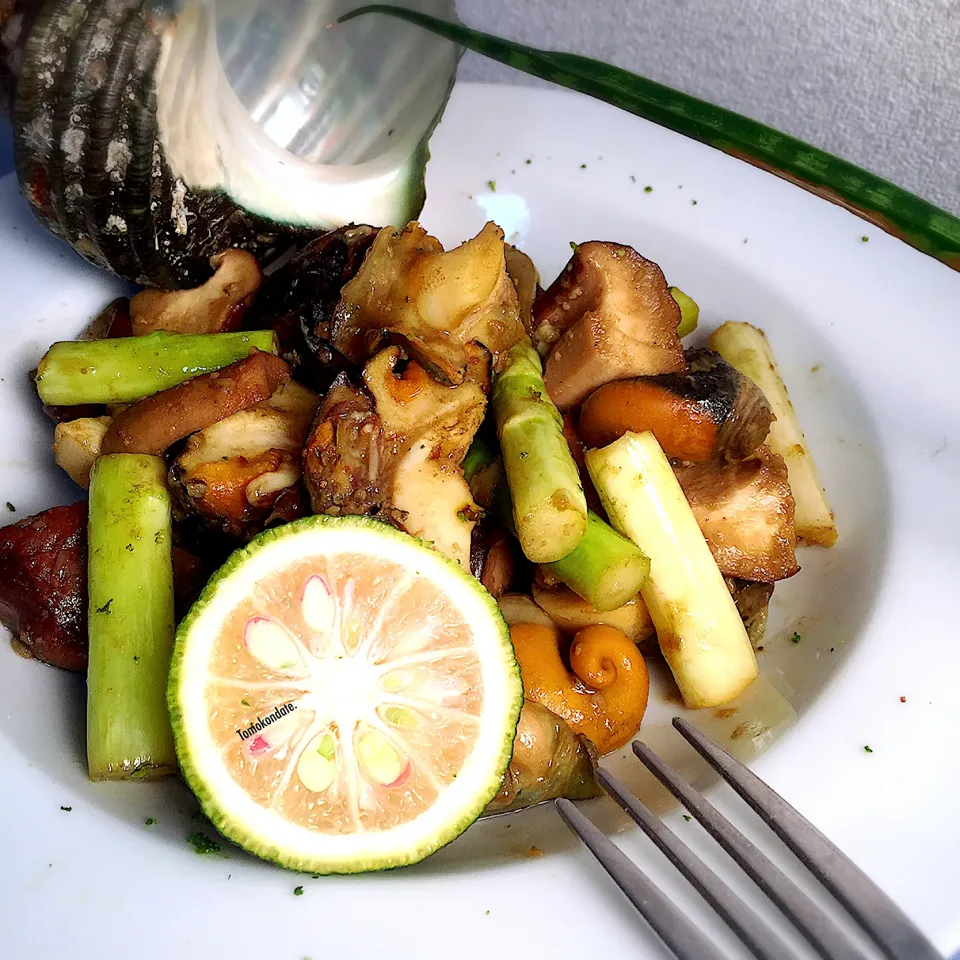 Snapdishの料理写真:サザエと椎茸とアスパラでにんにく醤油焼き🐚|🇯🇵ともこちゃん。さん