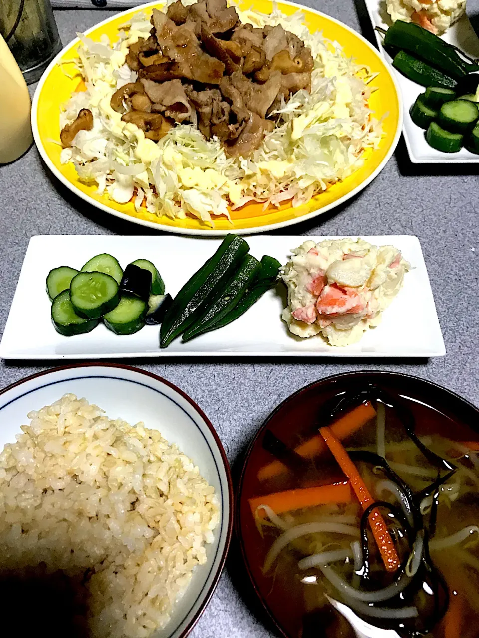 漬物に味の素最強 #夕飯 ロウカット玄米ご飯、ワンプーレートおかず(きゅうり茄子浅漬け、牛角ブランドオクラ、ポテサラ)、もやし人参昆布味噌汁、キャベツ、ポーク生姜焼き|ms903さん