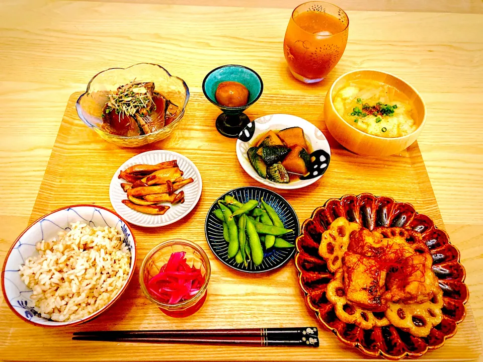 今日の夕食　鶏モモ肉と蓮根の甘酢あんかけ　枝豆　カボチャと茄子の煮物　レッドオニオンの酢玉ねぎ　エリンギのメンマ風　鰹のタタキの香味漬け　大根と松山揚げのお味噌汁　もち麦入り胚芽米　梅のコンポート　サジーとゆず蜜の炭酸割り|ふわ猫はなちゃんさん