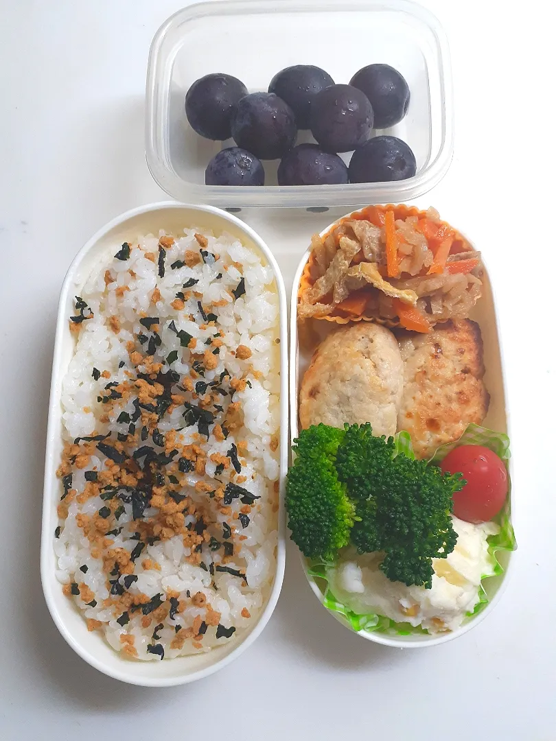 Snapdishの料理写真:☆中学生弁当☆つな若芽ごはん、切干大根、チーズハンバーグ、ミニトマト、ブロッコリー、ポテトサラダ、葡萄|ｼｮｺﾗさん