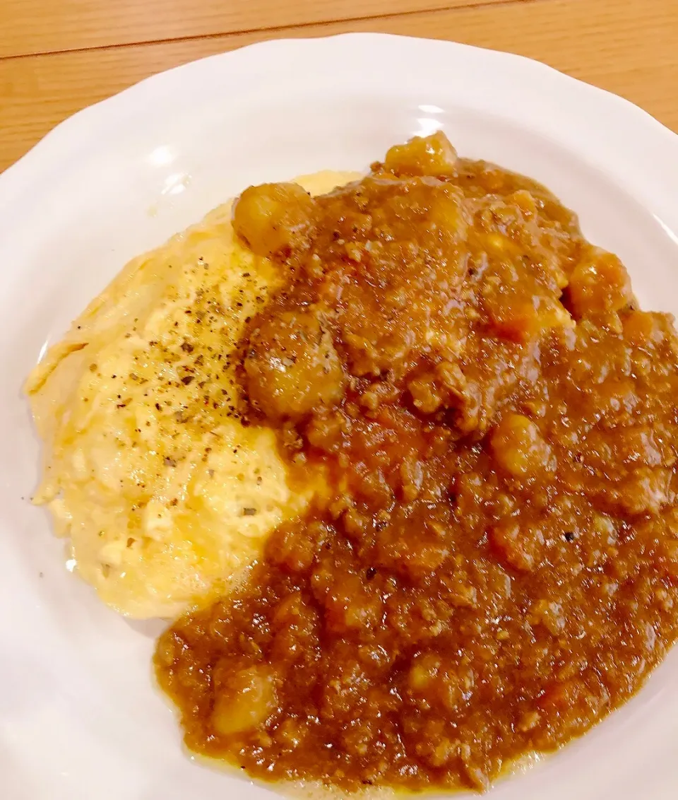 今日は昼にガッツリ！作り置きのキーマカレーでオムカレー🍺|海斗さん