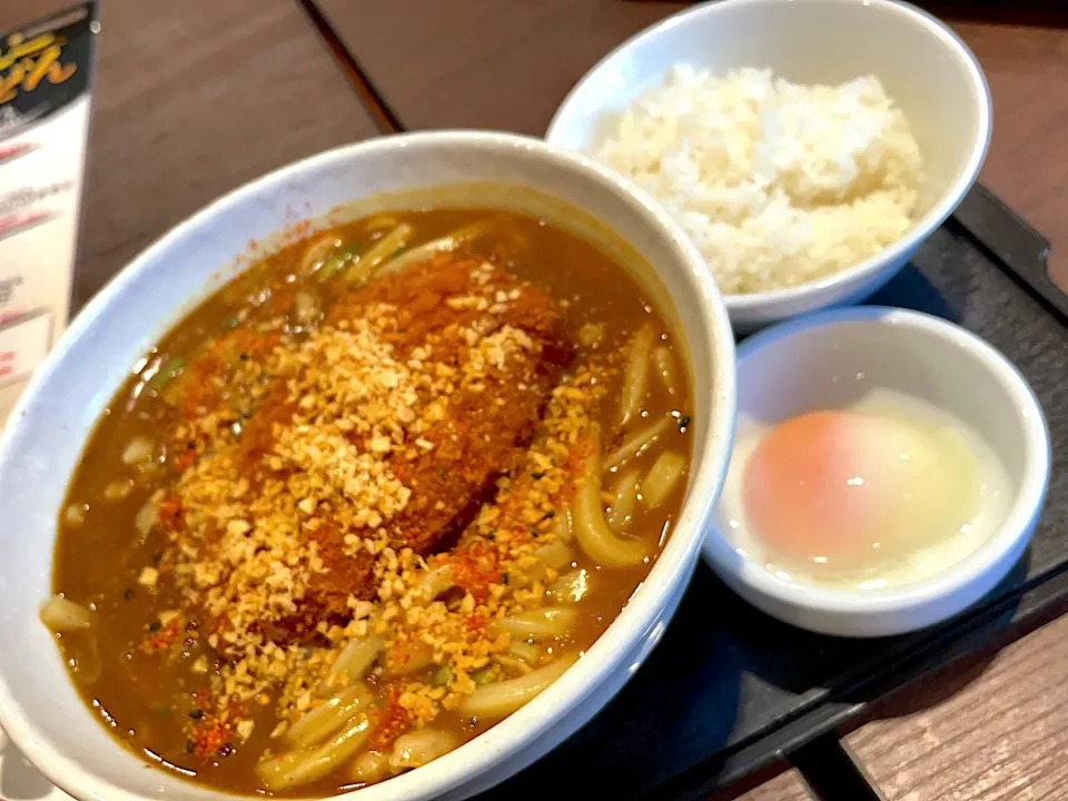 カレーうどんの4辛大盛り、エビカツ＋ガーリック、ご飯と半熟卵付き♫🤣🤣🤣❤️❤️❤️❤️❤️‼️‼️|Yoshihiro Andoさん