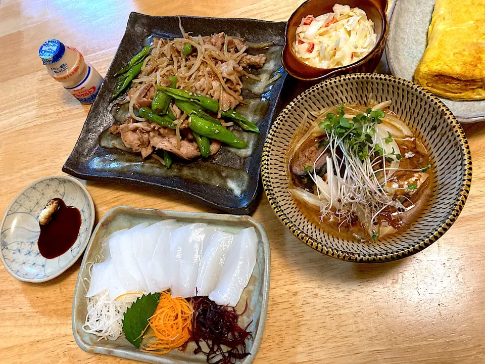 9/2晩ごはん。イカ刺し、豚肉とシシトウともやしの炒め物、鯖の味噌煮、だし巻き卵、コールスローサラダヾ(❀╹◡╹)ﾉﾞ❀~~~ｺﾝﾊﾞﾝﾜー♪|さくたえさん