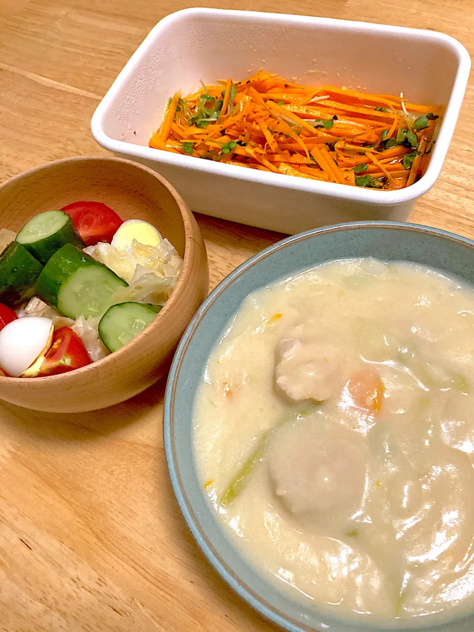 9/2お昼ご飯〜久しぶりに豆乳ミートボールクリームシチュー、にんじんラペ、頂いたすだちを使ったドレッシングのサラダ🤤|さくたえさん