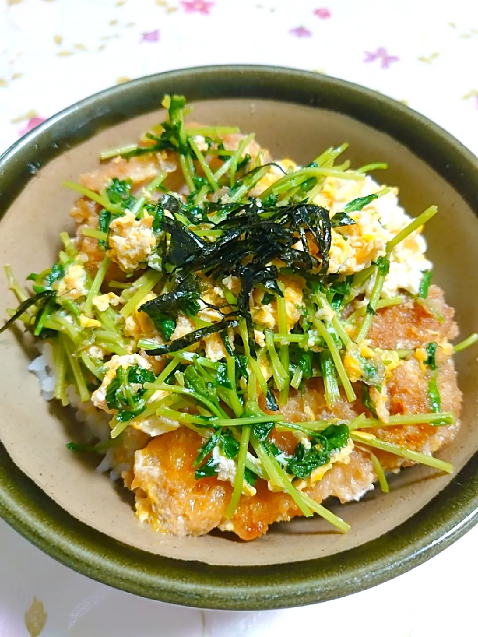 カツ丼
豆苗を入れました

体調不良で２日寝込みましたが、やっと復活👍|🍒ふみりん🍒さん