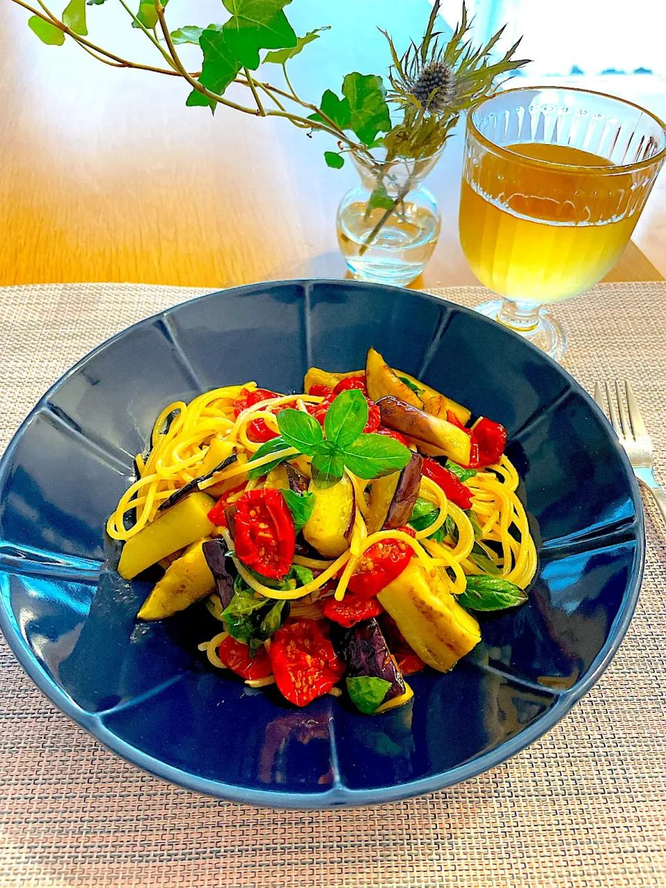 セミドライトマト🍅と茄子🍆のパスタでおうち一人ランチ|Mikaさん