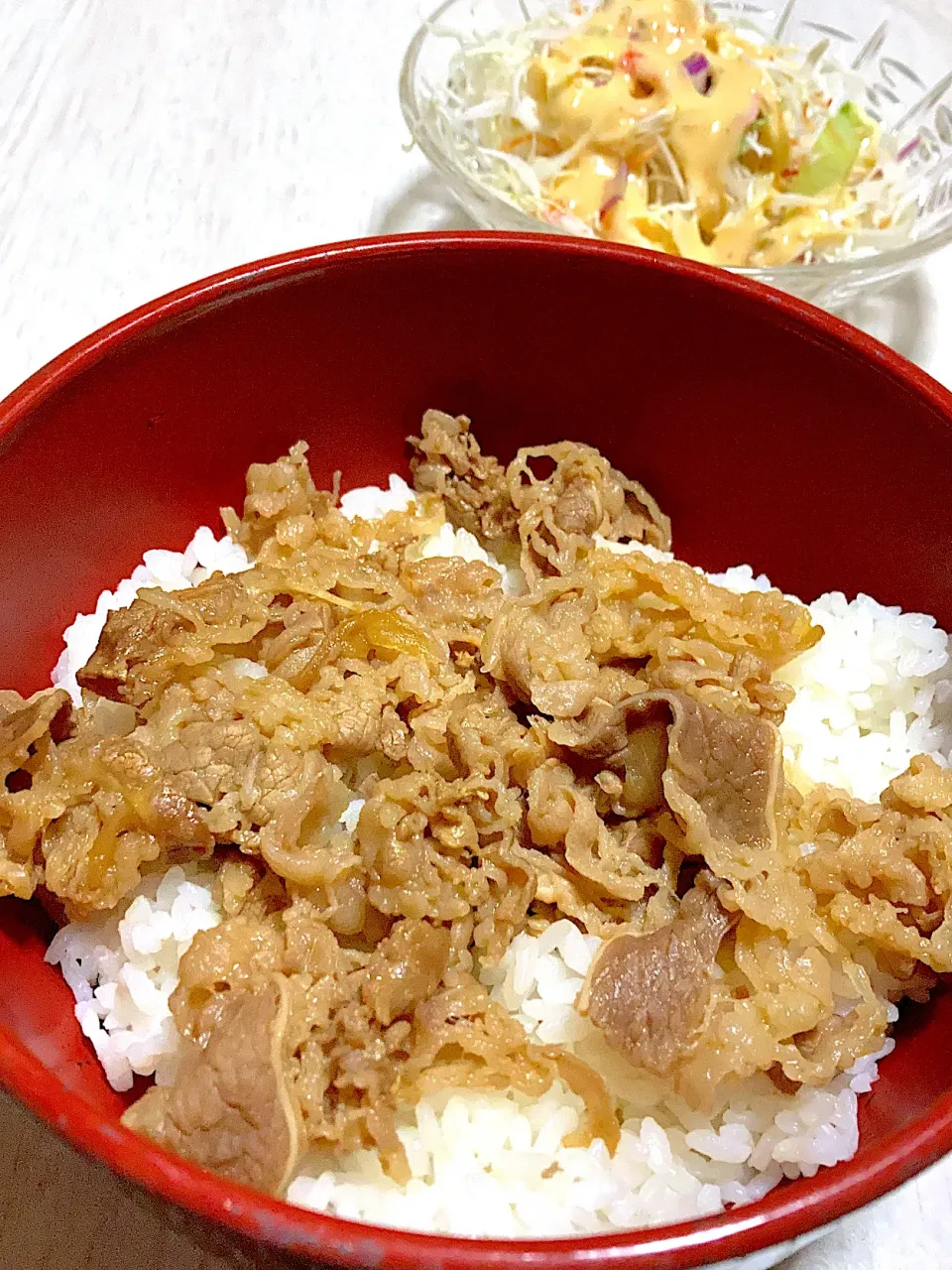動けない日残り物デー牛丼、サラダ|Ayaさん