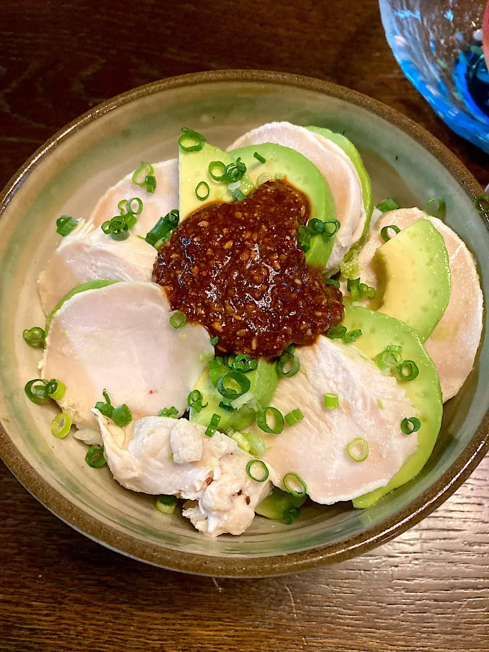 鶏ハムアボカド丼＋ピリ辛胡麻だれ|カドラさん