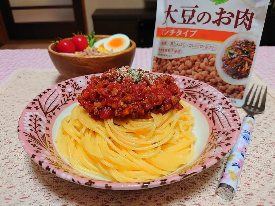 Snapdishの料理写真:大豆のお肉でミートソースパスタ🍝|みかんちょこさん