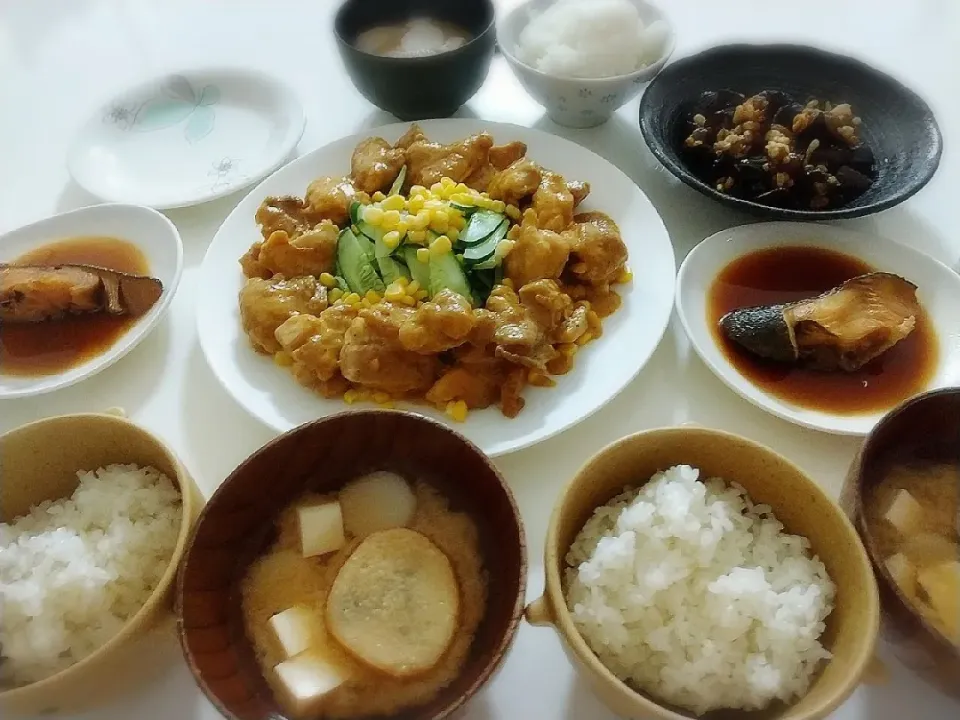 夕食(*^^*)
タンドリーチーズチキン&コーンきゅうり
銀ダラ煮付け
なすと揚げ玉の煮浸し
お味噌汁(里芋、豆腐、渦巻き麩)|プリン☆さん