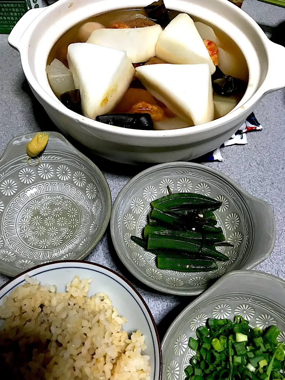 映画 アナベル 死霊人形の誕生 を観ながら #夕飯　ロウカット玄米ご飯、おでん、ネギ、牛角ブランドオクラ|ms903さん