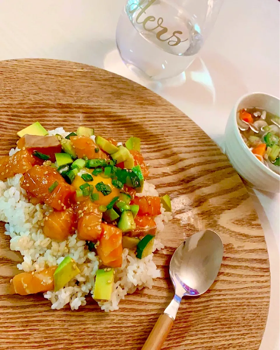 サーモンとアボカドのポキ丼🥑🐟|kuboerikapiさん