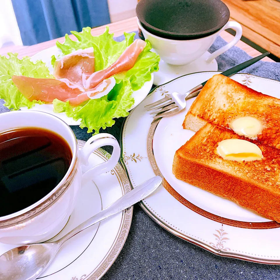 今朝は🍞厚切りトーストと🥗🥩生ハムサラダ人参ドレッシングのセット　☕️コーヒーのお代わりは自由です。(笑)|Sの食卓さん