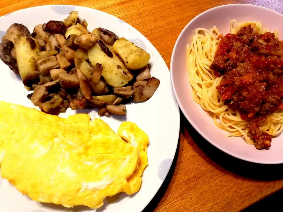 Snapdishの料理写真:手作りミートソースのスパゲティー
＆ポテトマッシュルーム添えオムレツ|pigmegさん