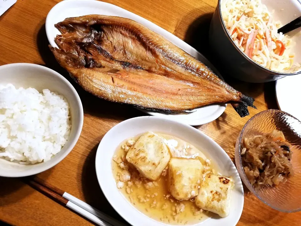 ある日の和食夕ご飯
　ほっけの開き、切り干し大根の煮物、揚げ出し豆腐、大根サラダ（ボウルごと出してごめんなさい）|pigmegさん