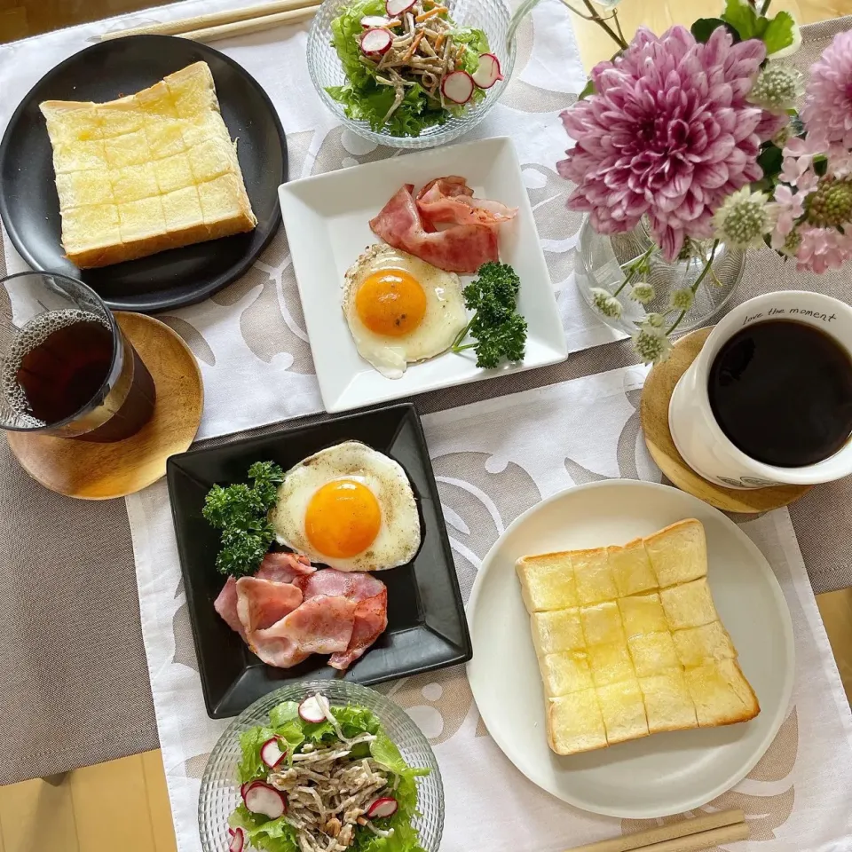 Snapdishの料理写真:9/4❤︎休日モーニング🌱
・ハニーバタートースト（乃が美生食パン）
・ベーコン
・半熟目玉焼き
・ごぼうサラダ|Makinsさん