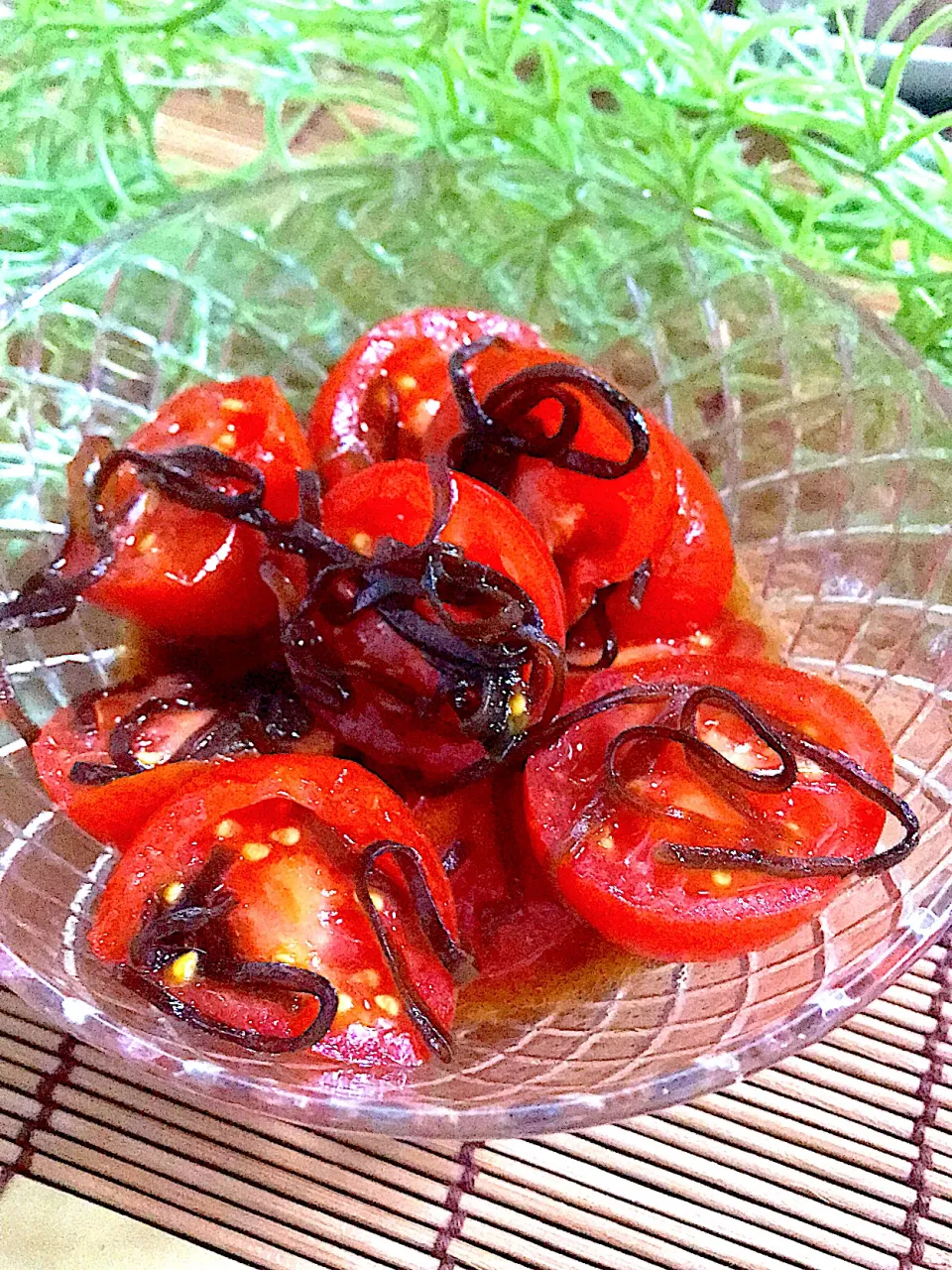 Snapdishの料理写真:1分で出来る、塩昆布トマト🍅🍅🍅|🌺🌺Foodie🌺🌺さん