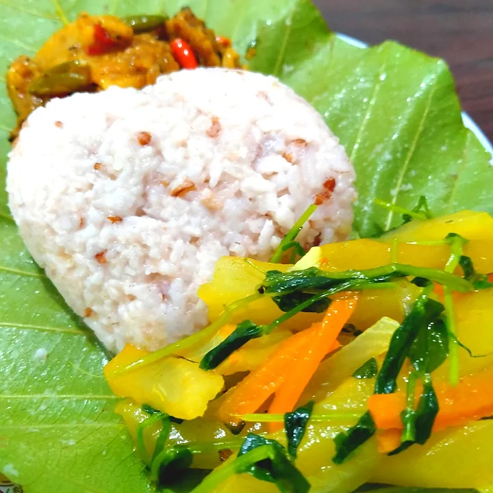 Snapdishの料理写真:Wrapped rice with vegetarian dishes|Harlina  (Malaysia)さん