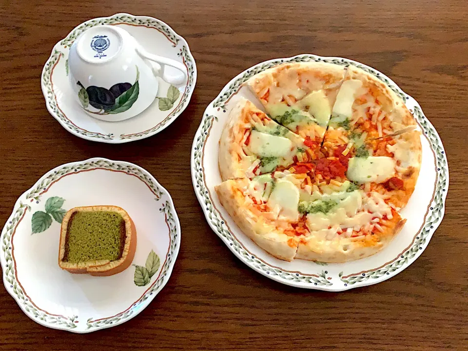 Snapdishの料理写真:マルゲリータ🍕今日の昼食20210904|rococoさん