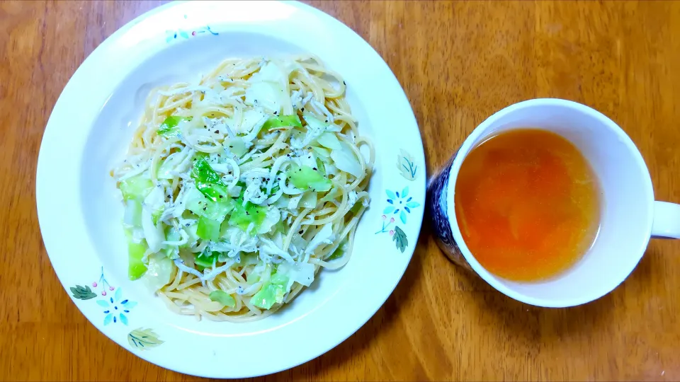 Snapdishの料理写真:８月３１日　しらすとキャベツのペペロンチーノ　野菜スープ|いもこ。さん