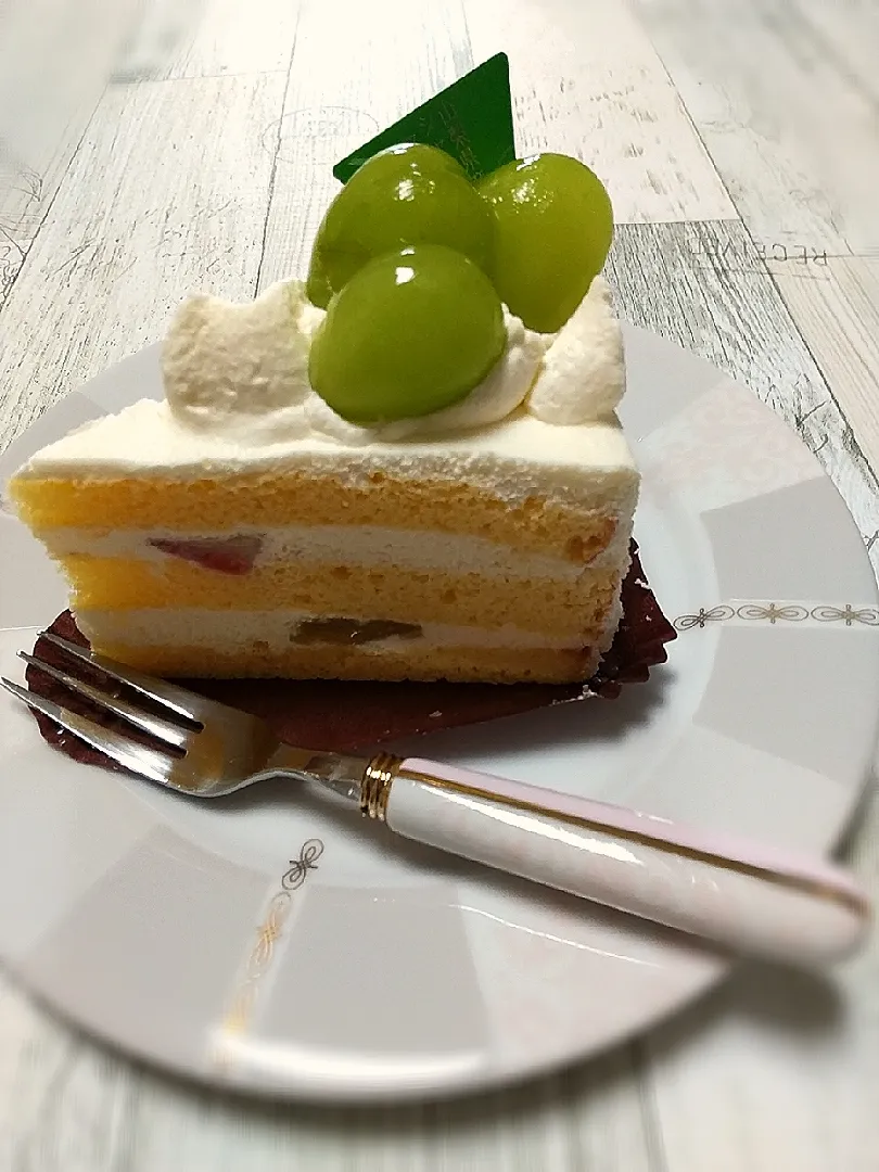 ☆今日のおやつ☆　シャトレーゼ　シャインマスカット生クリームショートケーキ|hamamaさん