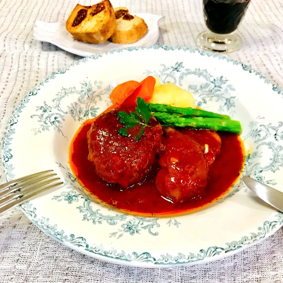 トマトソースと赤ワインソースのハンバーグ🍷イチジクも一緒に煮込み🫕フルーティーなソースになりました♡|ブルースプーンさん