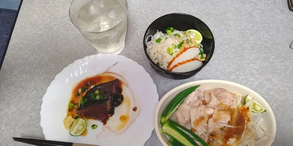 ブタ🐷冷しゃぶサラダ　ぶっかけ素麺　鰹のタタキ|裕子さん