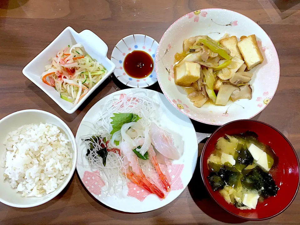 お刺身　豆腐とわかめの味噌汁　厚揚げとねぎの味噌炒め　カニかまきゅうり大根の三色ナムル|おさむん17さん