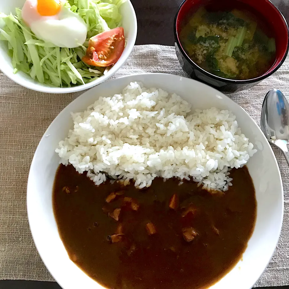 Snapdishの料理写真:チキンカレー、サラダ、味噌汁|純さん