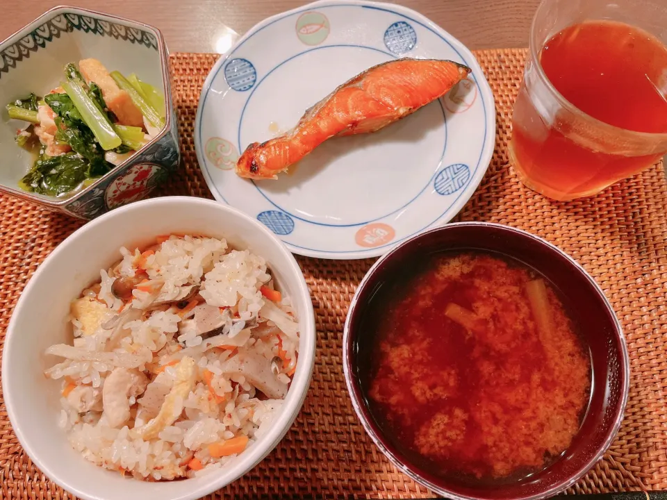 Rice with chicken, Japanese mushrooms and vegetables & boiled Japanese spinach and fried tofu & grilled salmon & miso soup|taka-chanさん