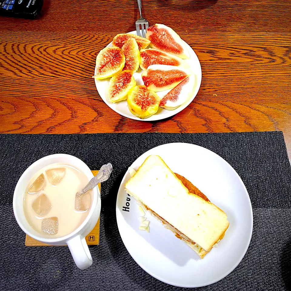 Snapdishの料理写真:コロッケサンド、カフェオレ、イチジク、|yakinasuさん