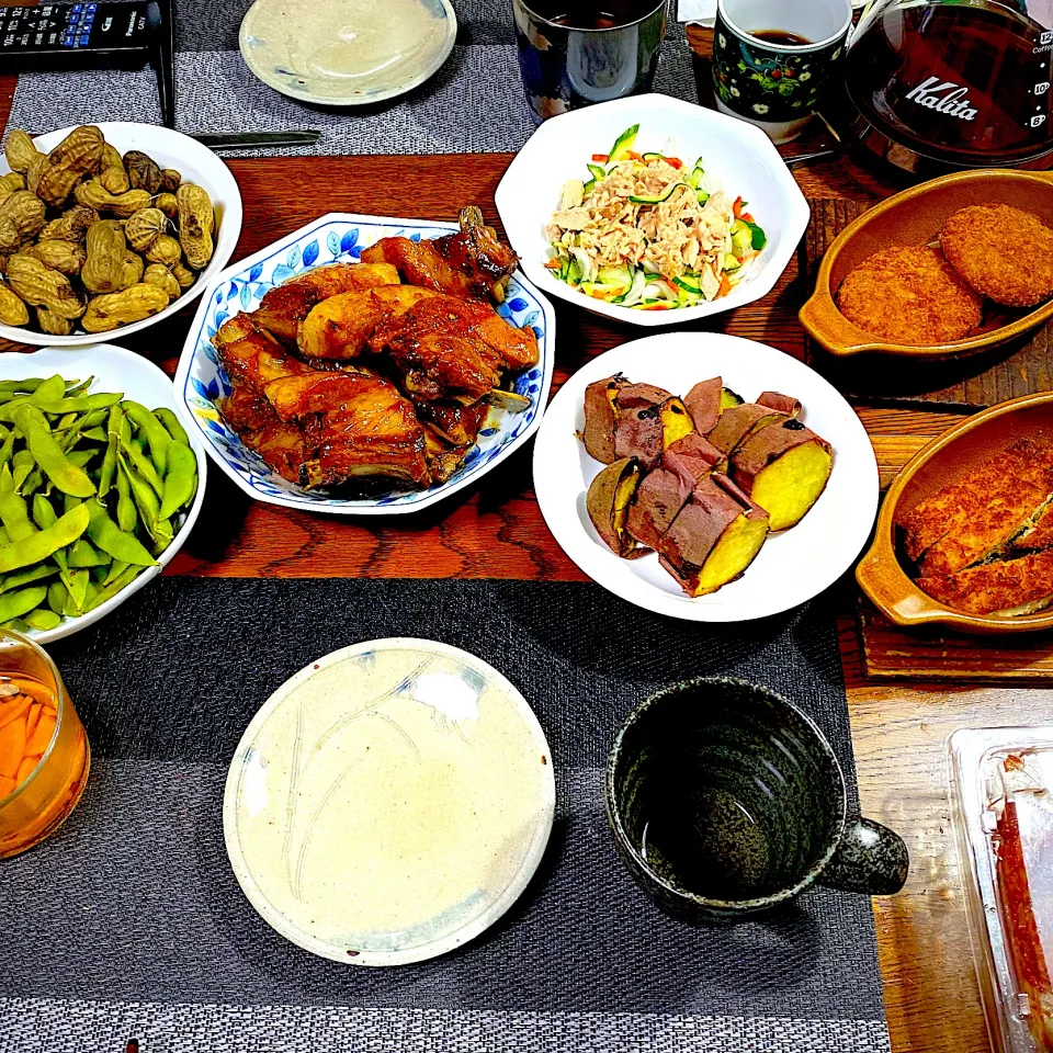 スペアリブの甘辛煮込み、枝豆、湯で落花生、チキンカツ、コロッケ、ツナサラダ、焼き芋、常備菜、漬物|yakinasuさん