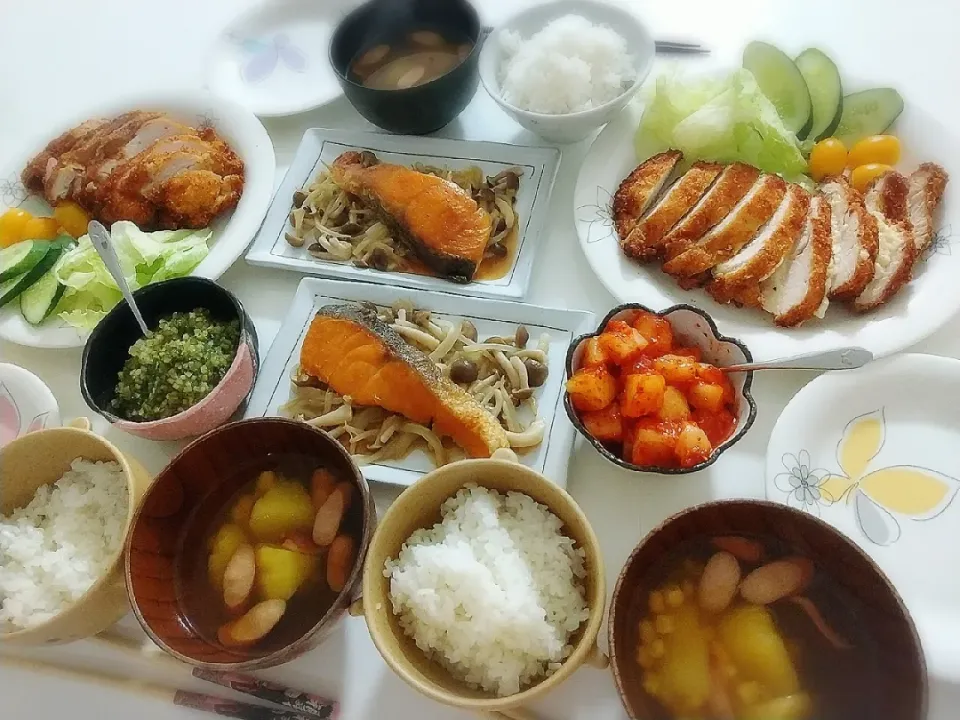 夕食(*^^*)
チーズＩＮチキンカツ&サラダ🥗
ちゃんちゃん焼き(鮭、もやし、しめじ)
カクテキキムチ
山形だし
コンソメカレー風味スープ(じゃがいも、ウインナー、コーン)|プリン☆さん