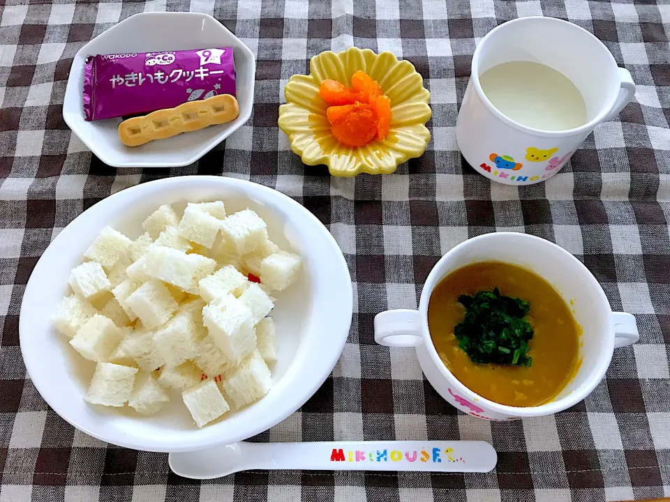 【離乳食】食パン、豚肉とかぼちゃのポタージュ、やきいもクッキー、みかん、ミルク|sayaさん