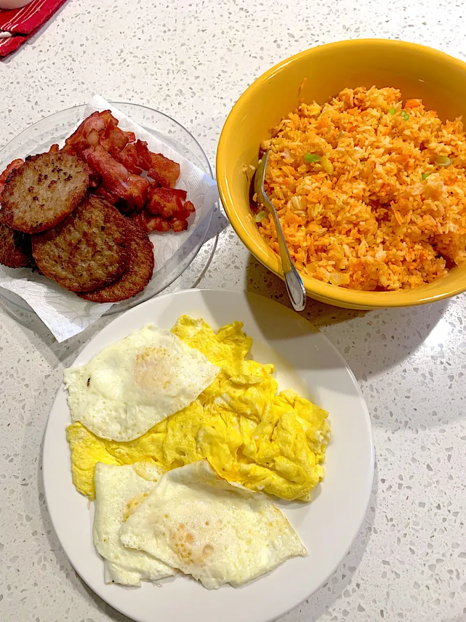 Weekend breakfast maple sausage patties, crispy bacon, scrambled eggs, fried eggs, and java rice💛|🌺IAnneさん