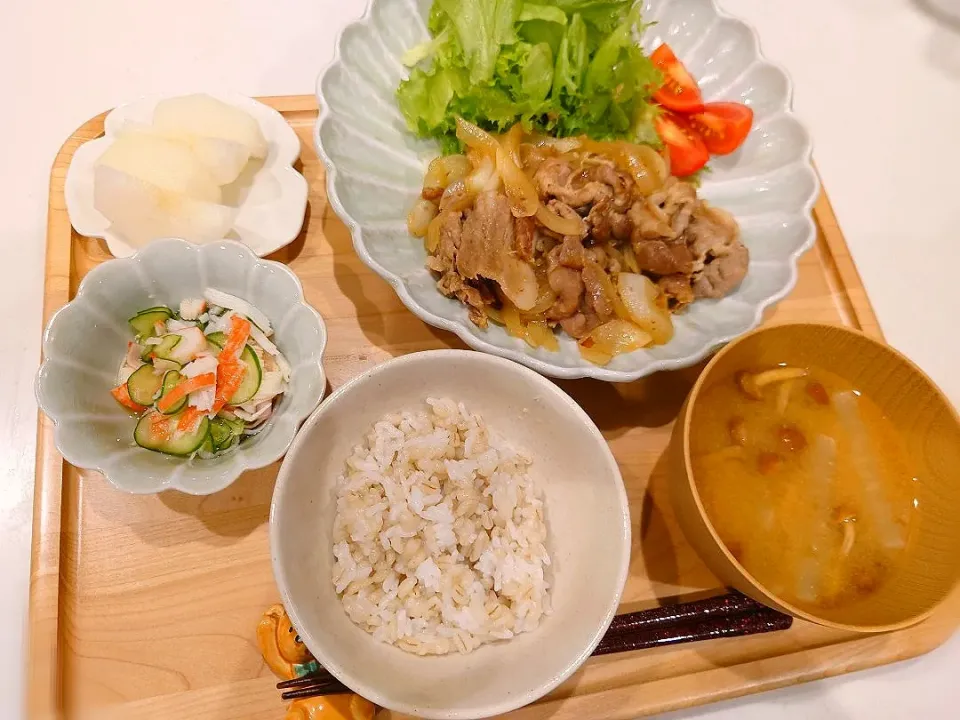 豚の生姜焼き、カニカマと胡瓜の酢の物、味噌汁、梨|sorsmdさん