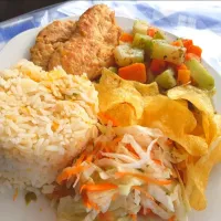 Snapdishの料理写真:Filete de pollo con verduras y ensalada|Marveth Jarquinさん