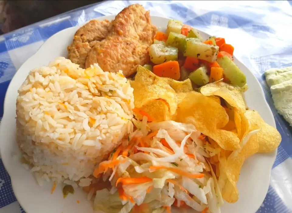 Filete de pollo con verduras y ensalada|Marveth Jarquinさん