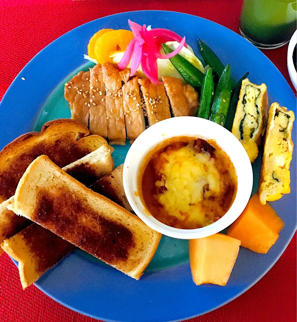 朝ごはんワンプレート^_^😋シナモントースト🍞ポークソテー、卵焼き、スパイスカレーチーズ🧀|HAMI69さん