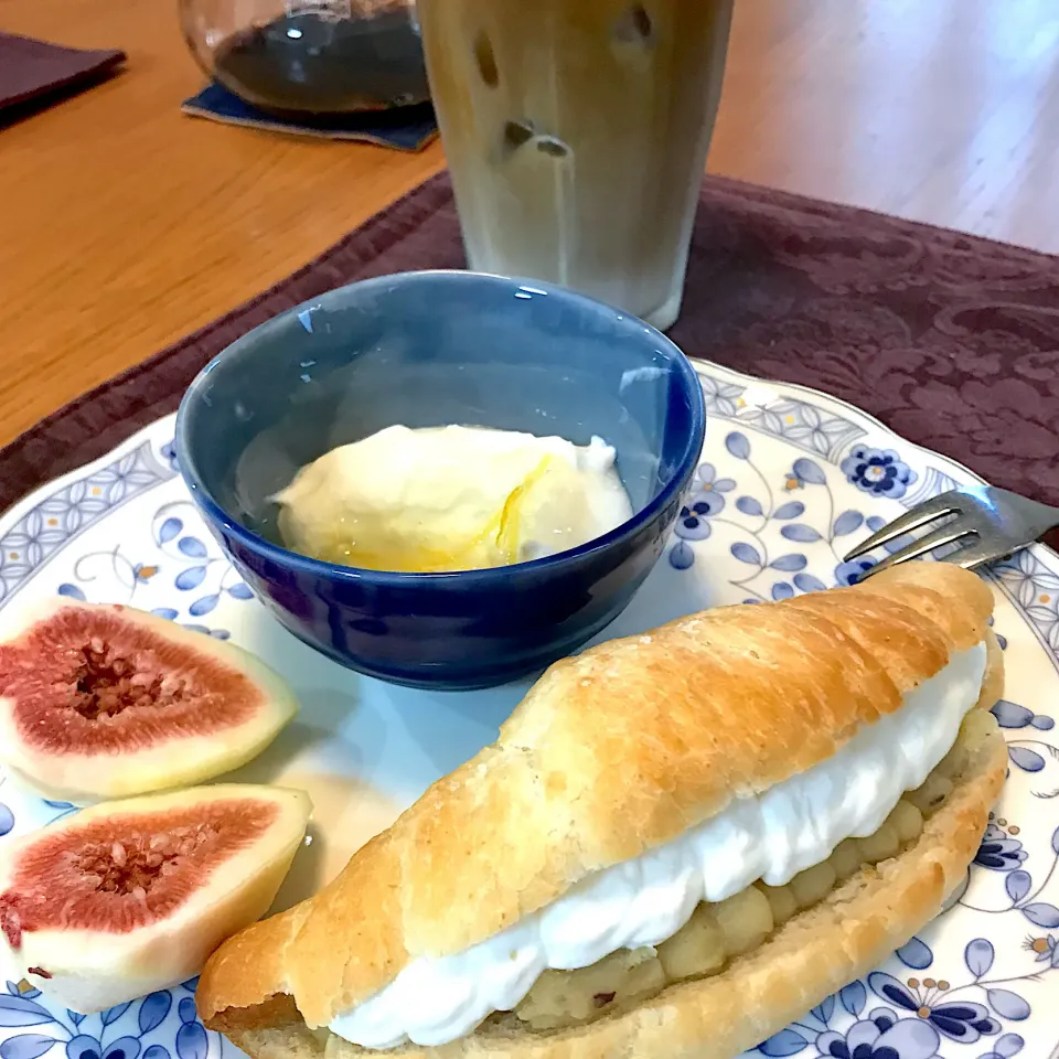 Snapdishの料理写真:手作り塩バターパンさつま芋＆生クリーム|sobacoさん